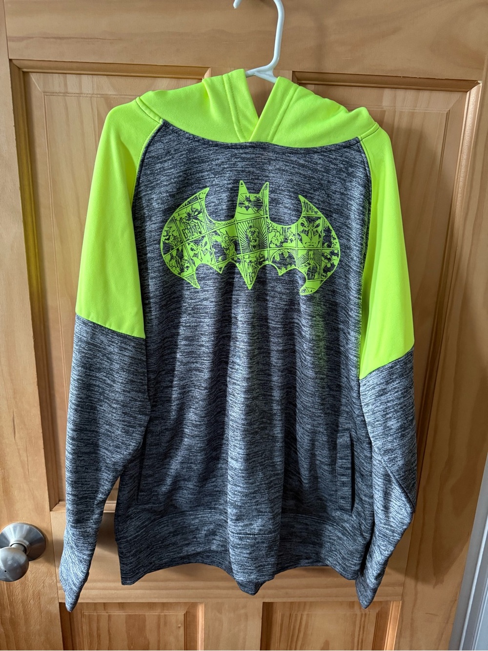 Like New, Boys Batman Hoodie Size XL (14/16). Has Marks On Right Shoulder, See P